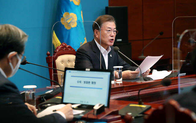 문재인 대통령이 8월 24일 청와대 수석·보좌관회의에서 발언하고 있다. [청와대사진기자단]