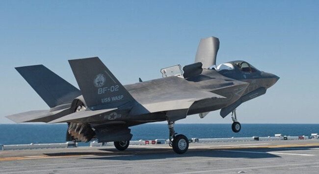 우리 군이 도입하려는 경항공모함과 F-35B는 천문학적인 혈세 낭비를 넘어 공군력을 말아먹을 재앙이 될 수 있다는 우려가 나온다. [록히드마틴 홈페이지]