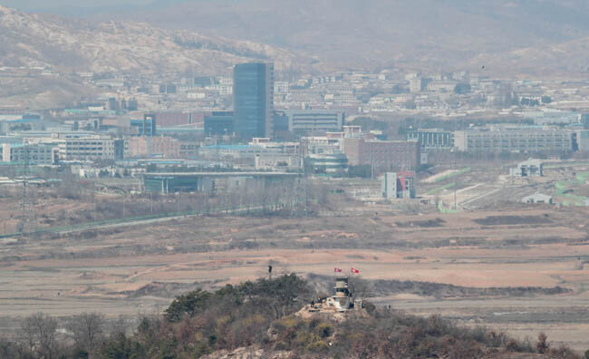 경기 파주시 도라산전망대에서 바라본 폭파 이전의 개성공단.