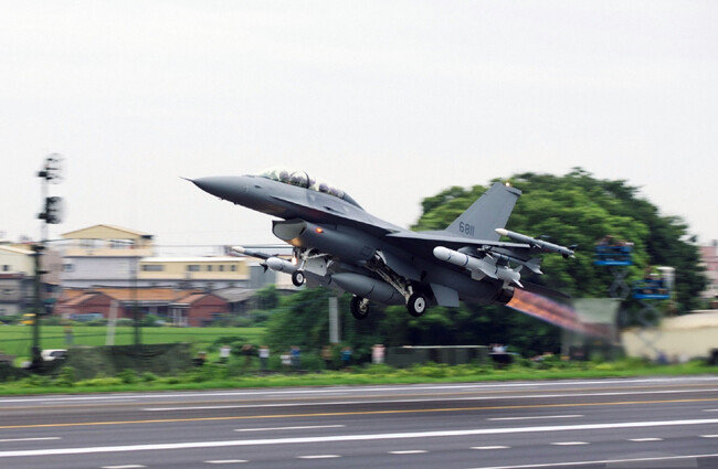 대만 F-16 전투기 발진. [MNA]