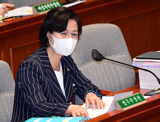 추미애 법무부 장관이 8월 25일 국회에서 열린 예산결산특별위원회 전체회의에서 의원들의 질의에 답변하고 있다. [동아DB]