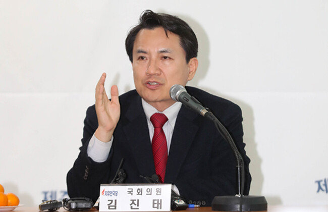 지난해 초 지만원 씨를 국회로 초청해 5·18이 북한군의 폭동이라 주장하는 토론회를 열었던 김진태 전 의원. [뉴시스]