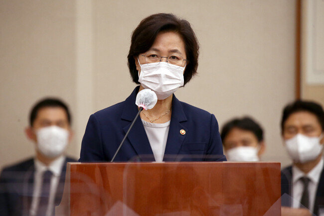 추미애 법무부장관은 국회에서 “이 사건이 간단한 수사이며 아주 쉬운 수사가 검찰에서 지연되는 게 궁금하다”고 발언한 바 있다. [뉴시스]