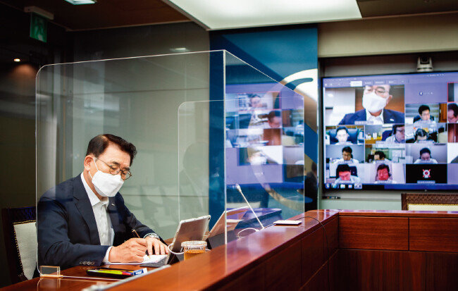 9월 7일 조용병 신한금융그룹 회장이 참석한 가운데 열린 그룹사 최고경영자(CEO) 화상회의. [사진 제공 · 신한금융지주회사]