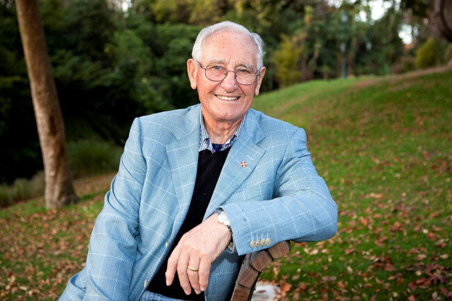 1963년 두 개의 별에서 블랙홀이 만들어지는 과정을 최초로 발견한 뉴질랜드 과학자 로이 커. [The University of Canterbury;캔터베리대학]