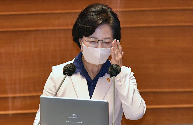 추미애 법무부 장관이 9월 14일 국회 본회의장에서 열린 대정부질문에 참석했다. 추 장관은 “보좌진이 아들의 병가를 위해 외압 전화를 했느냐”는 질문에 “그것을 확인하고 싶지 않다”고 답했다. [뉴스1]