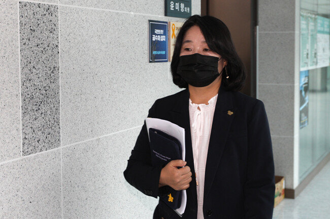 더불어민주당 윤미향 의원이 15일 국회 의원회관을 나서고 있다. [뉴스1]