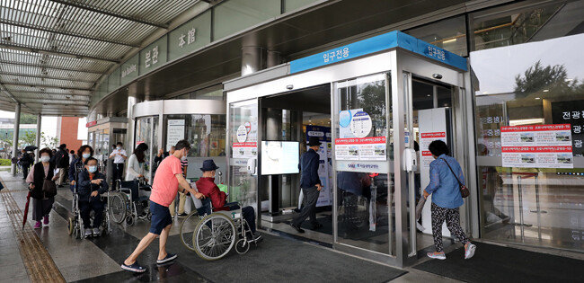 서울 한 대학병원 본관이 환자와 보호자들로 북적이고 있다. 코로나19 방역수칙에 따라 입원 환자의 경우 간병인 혹은 보호자 1명만 면회가 가능하다. 위 사진은 기사 내용과 무관합니다. [뉴스1]