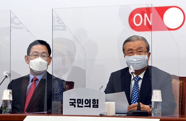 김종인 국민의힘 비상대책위원장(오른쪽)이 9월14일 서울 여의도 국회에서 열린 비상대책위원회의에 참석해 모두발언을 하고 있다. [동아DB]