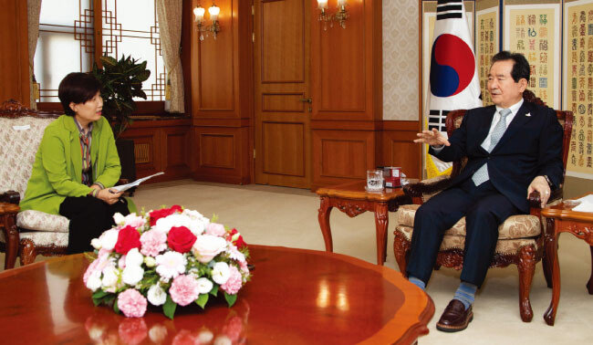 정세균 총리와 인터뷰 중인 허문명 기자(왼쪽). [조영철 기자]