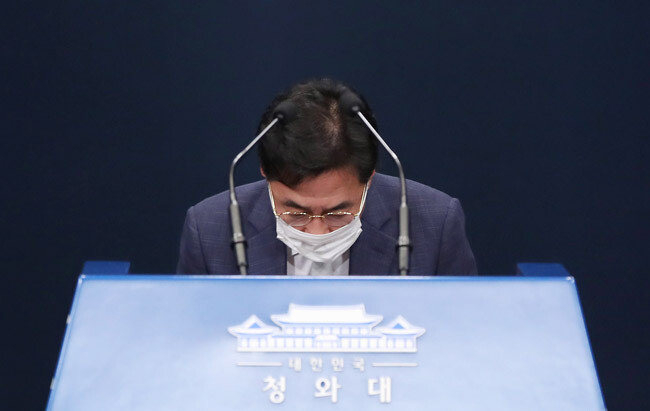 강민석 청와대 대변인이 24일 청와대 춘추관에서 이씨 피살 사건에 관한 브리핑을 하고 있다. 강 대변인은 “문재인 대통령이 이 사안에 대해 ‘충격적인 사건으로 매우 유감스럽다. 어떤 이유로도 용납될 수 없다’고 말했다”고 전했다. [뉴스1]