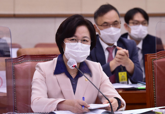 추미애 법무부 장관이 9월 23일 국회 법제사법위원회 전체회의에 출석해 질의를 듣고 있다. [동아DB]