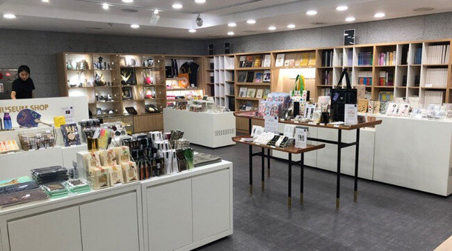 고려청자 굿즈가 팔리고 있는 서울 국립중앙박물관 내 뮤지엄샵.