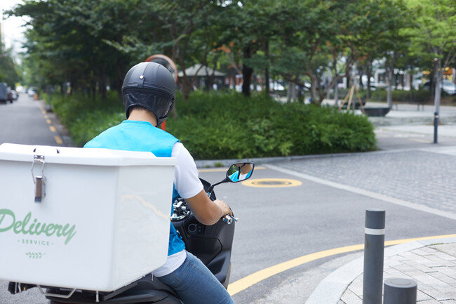 배달앱 사용 증가로 라이더가 인력시장의 새로운 중심으로 떠올랐다. 