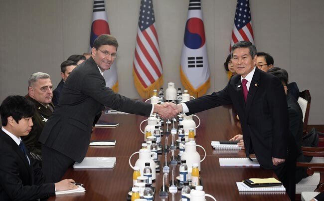 지난해 11월15일 서울에서 열린 한미안보협의회의에서 정경두 당시 국방부장관(오른쪽)과 마크 에스퍼 미 국방부장관이 악수하고 있다.  [동아일보 사진공동취재단]