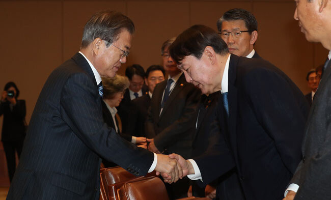 문재인 대통령과 윤석열 검찰총장이 지난해 11월 청와대에서 열린 반부패정책협의회에서 인사하고 있다. [동아DB]
