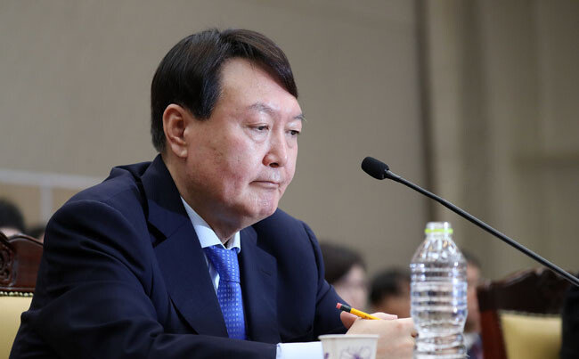 2019년 10월 17일 서울 서초구 대검찰청에서 열린 국정감사에서 잠시 생각에 잠겨 있는 윤석열 검찰총장.
