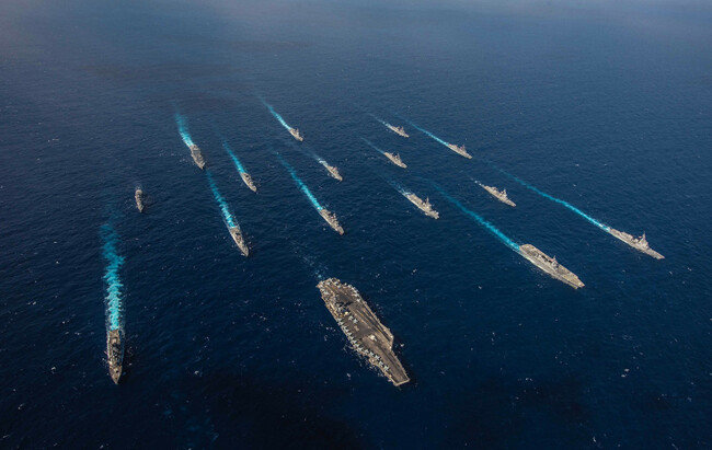 미국 레이건 항모 전단과 일본 함정들이 지난해 킨 소드 연합훈련을 하는 모습. [US Navy]