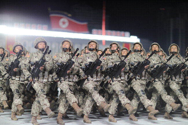 10월10일 새벽 조선노동당 창건 75주년 기념 열병식에 등장한 북한군 병사들은 미군이나 한국군 특수부대가 착용하는 멀티캠 패턴의 신형 위장복을 착용한 이도 있었다. [노동신문=뉴스1]