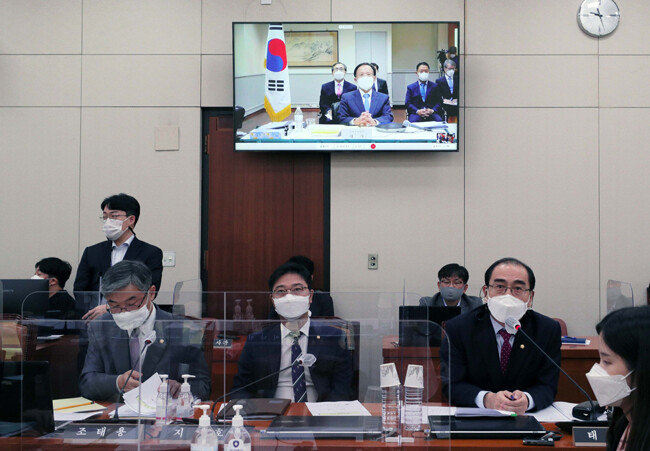 이수혁 주미대사(사진 위쪽 TV화면 가운데)가 10월12일 국회에서 열린 외교통일위원회의 주미대사관 국정감사에서 태영호 국민의힘 의원 질의에 답변하고 있다. [뉴시스]