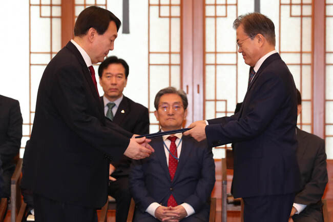 2019년 7월 25일, 윤석열 신임 검찰총장에게 임명장을 수여하는 문재인 대통령. [동아DB]