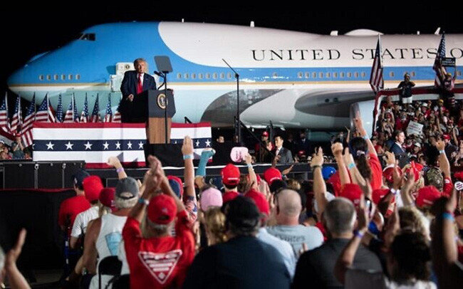 트럼프 대통령이 플로리다주 올란도 공항에서 연설하고 있다. [AFP]