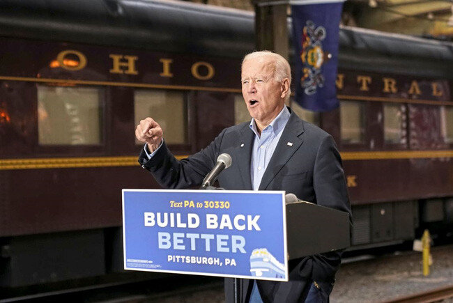 바이든 후보가 열차를 타고 펜실베이니아 주 피츠버그에 도착해 연설하고 있다. [AP]