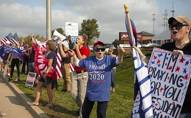 트럼프 대통령에 투표할 것을 독려하고 있는 지지자들. [Shaw Media]