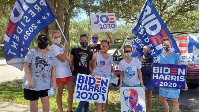 바이든 후보에 투표할 것을 호소하고 있는 지지자들. [Palm Beach Post]