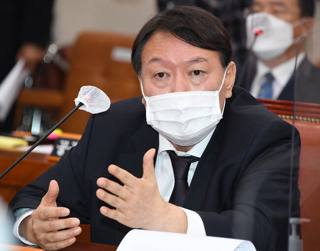 윤석열 검찰총장이 10월 22일 서울 여의도 국회에서 열린 대검찰청 국정감사에서 의원들의 질의에 답변하고 있다. [뉴스1]