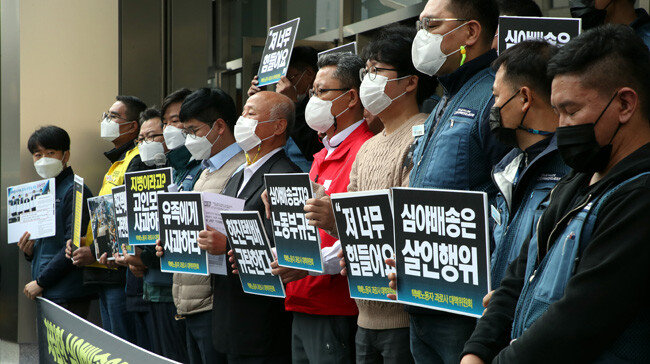 10월 23일 전국택배연대노동조합원들이 과로사 주장 기자회견을 열고 있다. [동아DB]