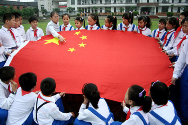 중국 초등학생들이 교사로부터 오성홍기에 대해 배우고 있다. [CHINA.ORG.CN]