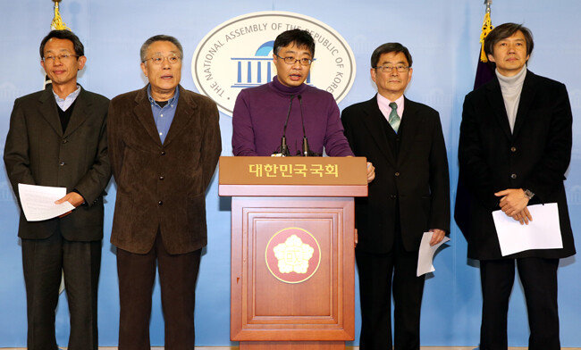 우석훈 당시 성공회대 교수(가운데)와 조국 서울대 교수(오른쪽 끝) 등 범야권 시민사회 인사들이 2012년 12월 5일 국회 정론관에서 정권교체와 새정치를 위한 국민연대 구성을 제안하고 있다. 국민연대는 다음날 문재인 당시 민주통합당 대선 후보 지지를 선언했다. [뉴스1]