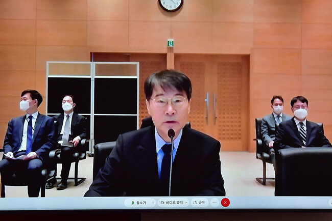 장하성 주중대사가 10월 21일 서울 여의도 국회에서 열린 외교통일위원회 화상 국정감사에서 업무보고를 하고 있다. [뉴스1]