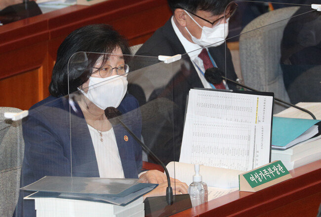 이정옥 여성가족부 장관이 11월5일 서울 여의도 국회 예산결산특별위원회 전체회의에 참석했다. [뉴스1]