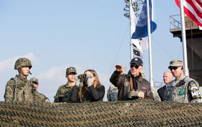  바이든 대통령 당선인이 2013년 방한 당시 손녀와 함께 DMZ를 방문했을 때의 모습. [USFK]
