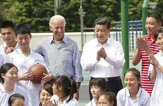  바이든 당선인이 부통령 때인 2011년 시진핑 국가부주석과 쓰촨성의 학교를 방문한 모습. [신화망]