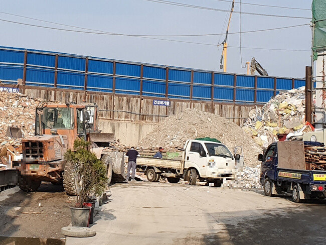 10월 26일 서울 강서구의 한 영세 건설폐기물 집하장에서 외국인 노동자들이 폐기물을 분류하고 있다. [최진렬 기자]