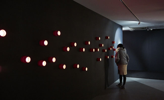 3층 전시실 ‘균열의 시작’에 설치된 ‘소문의 벽’을 관람하는 모습. [티앤씨재단 제공]