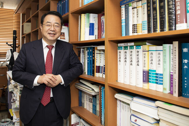 정 교수는 “법에 대한 국민의 신뢰를 회복하기 위해선 법조인들부터 본질에 천착해야 한다”고 강조했다. [조영철 기자]