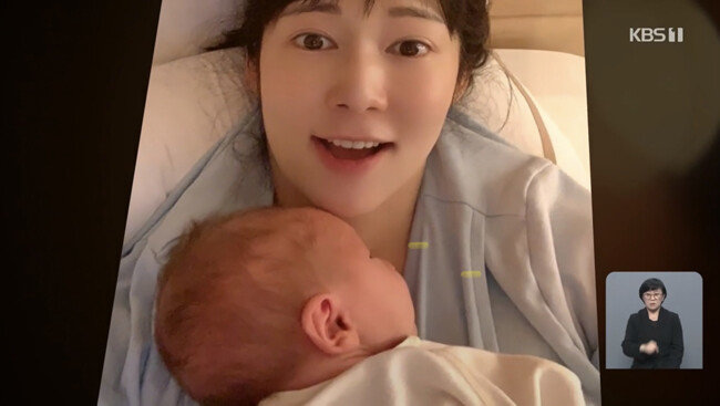 방송인 사유리는 방송을 통해 아들을 공개했다. [뉴시스]