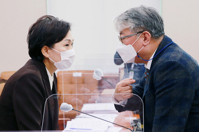 김현미 국토교통부 장관(왼쪽)이 11월 6일 서울 여의도 국회에서 열린 국토교통위원회 전체회의에서 여당 간사인 조응천 더불어민주당 의원과 대화하고 있다. [동아DB]