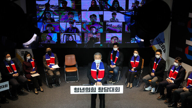 12월6일 국민의힘 김종인 비대위원장이 서울 영등포구 KNK디지털타워에서 열린 ‘청년국민의힘 창당대회’에서 축하 인사를 하고 있다. [뉴스1]