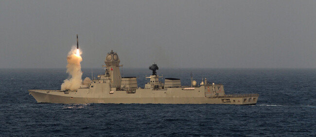 인도 구축함 첸나이호가 브라모스 대함 미사일을 시험 발사하고 있다. [Indian Navy]