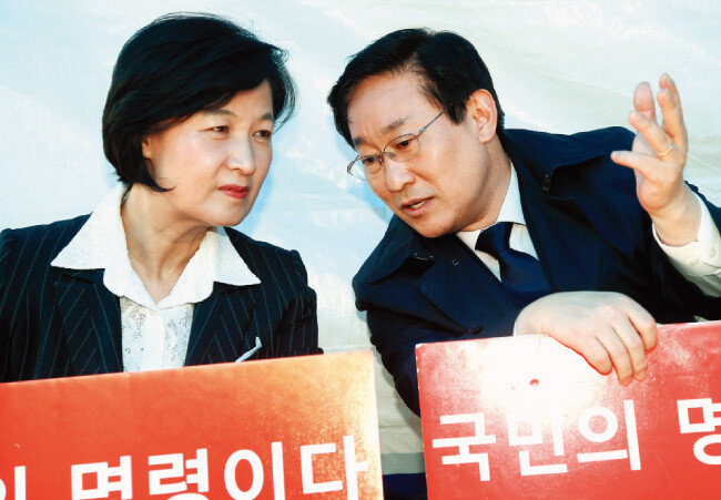 2016년 우병우 전 민정수석의 구속 수사를 촉구하는 더불어민주당 천막 농성장에서 추미애 당시 더불어민주당 대표와 얘기를 나누고 있는 박범계 후보자.  [동아DB]