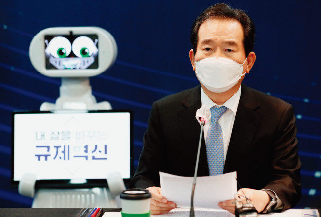 정세균 국무총리가 10월 28일 경기 고양시 킨텍스에서 개최된 ‘2020 로보월드’ 로봇산업 규제혁신 현장대화에 참석해 발언하고 있다. [뉴스1]