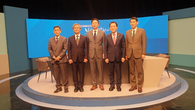 1월3일 채널A 신년토론 참석자들. 왼쪽부터 진중권 전 교수, 전재수 더불어민주당 의원, 토론 진행자 김승련 에디터, 성일종 국민의힘 의원, 박성민 정치컨설팅그룹 ‘민’ 대표. [장승윤 기자]