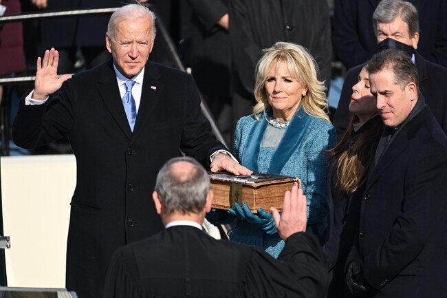 1월 20일(현지시각) 미국 워싱턴 국회의사당에서 조 바이든 대통령이 질 바이든 여사가 든 성경에 손을 얹은 채 존 로버츠 대법원장 앞에서 대통령 취임 선서를 하고 있다.  