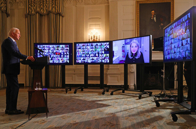  1월 20일(현지시각) 미국 워싱턴 백악관 만찬장에서 조 바이든 대통령이 새 행정부 각료 지명자들과 화상으로 회의하고 있다. 
