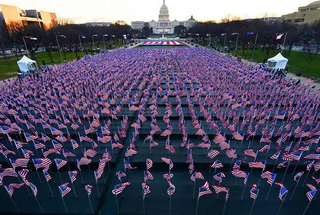 1월 20일(현지시각) 미국 워싱턴 국회의사당 인근 ‘내셔널 몰(national mall)’ 잔디광장. 축하 인파 대신 20만 개의 작은 성조기가 꽂혀 있다. 